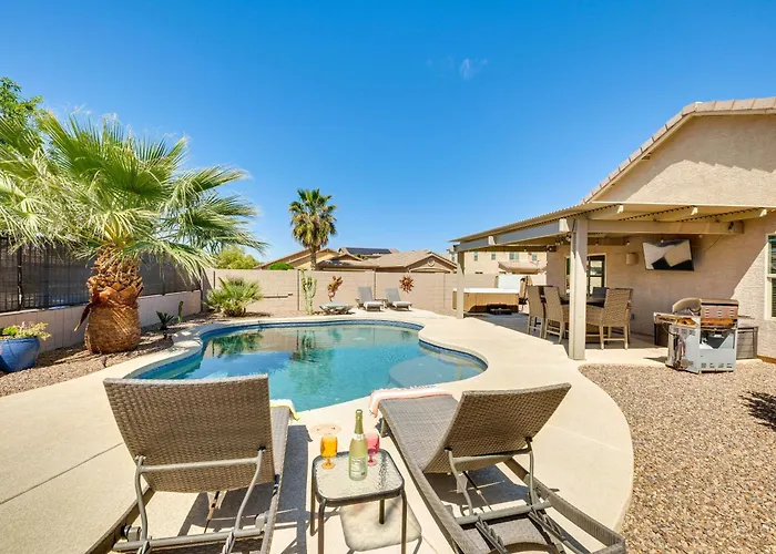 Backyard Oasis: Updated San Tan Valley Escape Magma