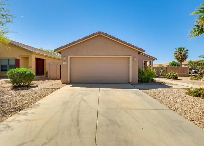 Backyard Oasis: Updated San Tan Valley Escape Magma